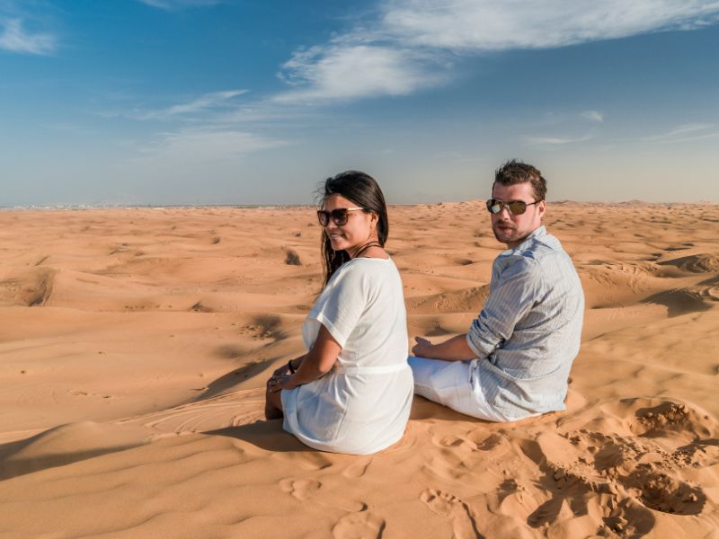 אנשים במדבר בדובאי